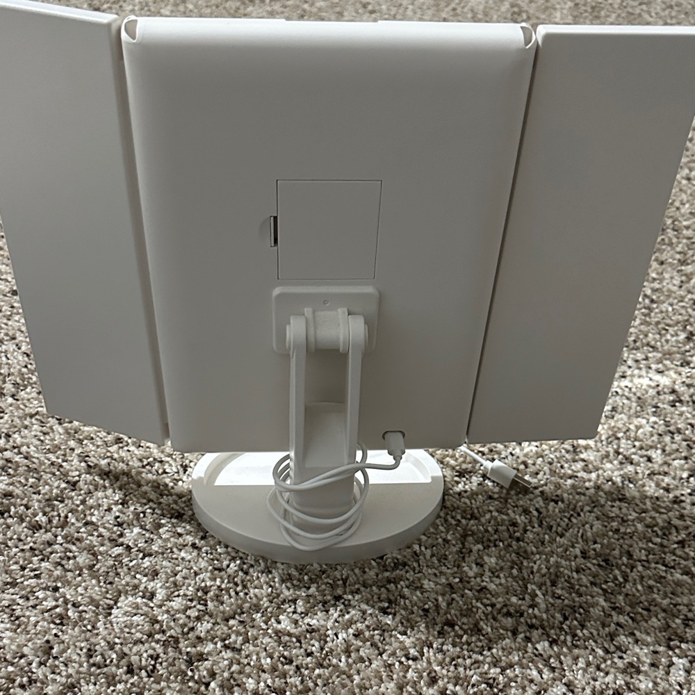 Tri-Fold LED Vanity Mirror - Picture 3 of 5